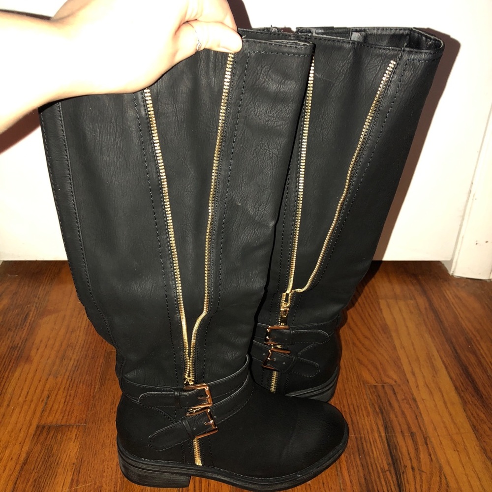 BRAND NEW black boots!